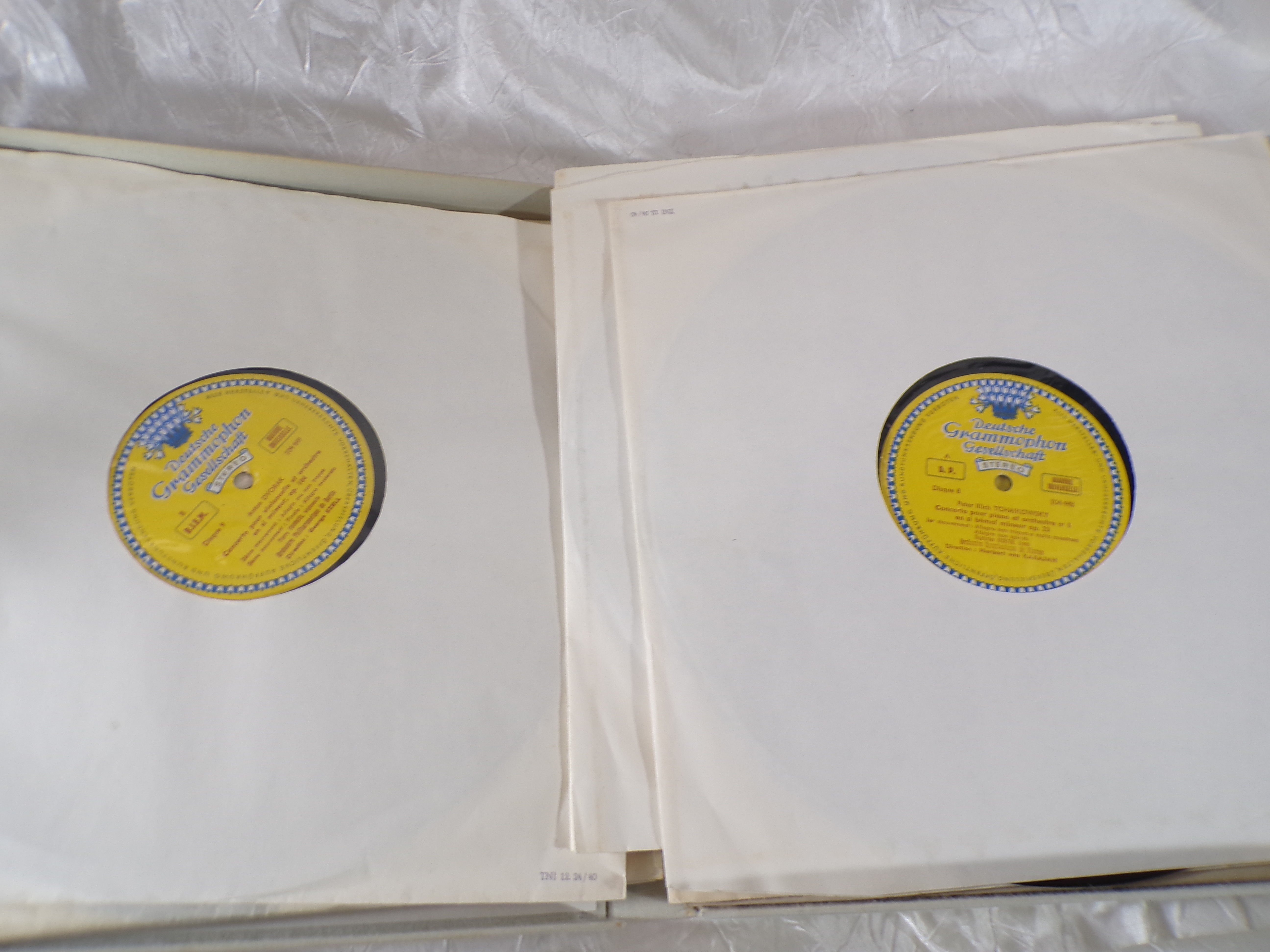 Voir photo 3 de Un coffret de disques vinyles intitulé "Les Grands Concertos", publié par le prestigieux label Deutsche Grammophon Gesellschaft. Un coffret de disques vinyles intitulé "Les Grands Concertos", publié par le prestigieux label Deutsche Grammophon Gesellschaft. État correct - Vue 3 -